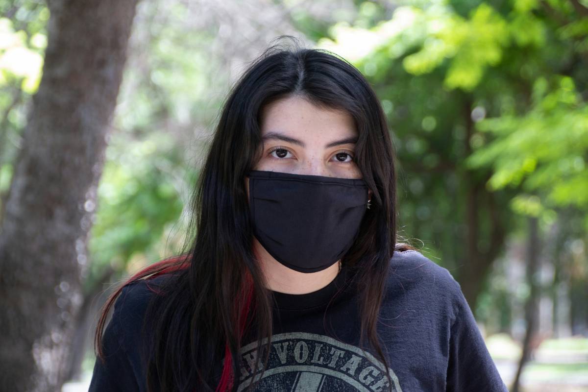 Infographic comparing annual waste: 12 disposable masks vs. 1 reusable mask with 4 filters per year